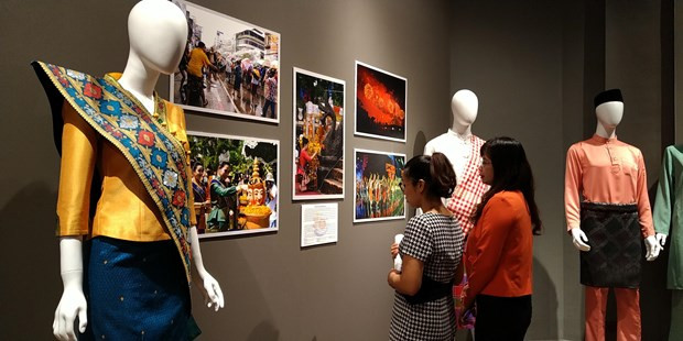 东盟各国传统服饰展通过展示东盟各成员国的传统服饰向越南乃至各国观众介绍各国的文化习俗和风土人情，从而增进区域内各国人民之间的互相了解，助力提高东盟各国之间的经贸、投资与旅游合作层次与水平。此展不仅有助于推崇各国传统服饰价值，而且还有助于推崇东盟各国人民的文化和心灵之美。图自 Vietnam+