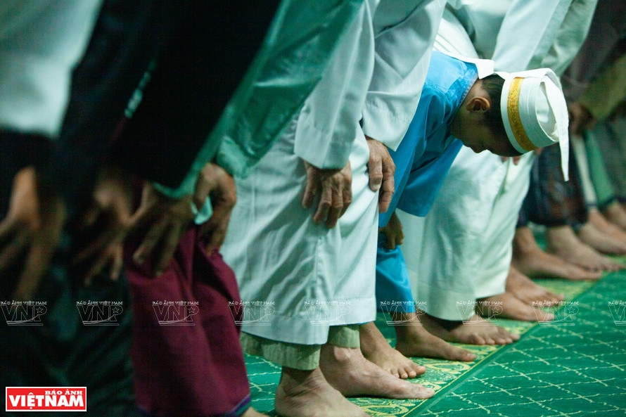 按教规每天要做礼拜五次:黎明前，午前，黄昏，晚上和睡觉前。据阿訇也就是村长阿多哈米介绍，住在圣堂附近，来往方便的信徒每天五次来堂行礼，住在远处，抽不开身的可在家行礼。图自越通社