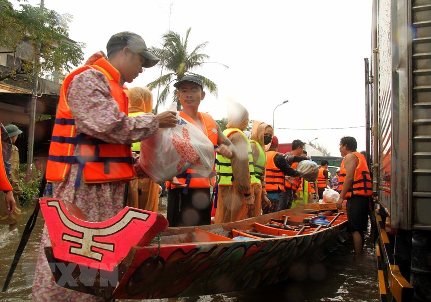 全国同胞捐赠的必用品将被收集与分类，然后运送到各灾区，发放给受灾居民。图自越通社