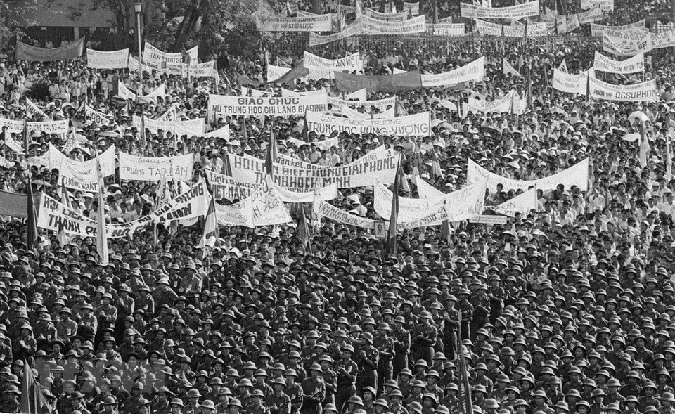 西贡居民举行游行庆祝胡志明市军管委员会于1975年5月7日正式亮相。越通社记者 明录 摄