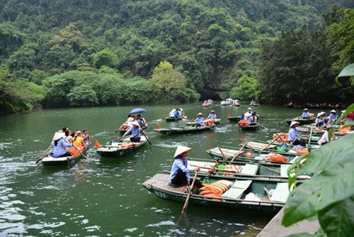 游客乘船穿山而过，观赏溶洞。（图片来源：人民军队报）