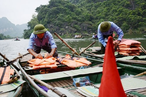 船工做好准备工作。（图片来源：人民军队报）