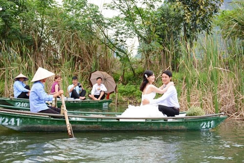 新娘新郎选择长安作为拍婚纱照的地方。（图片来源：人民军队报）