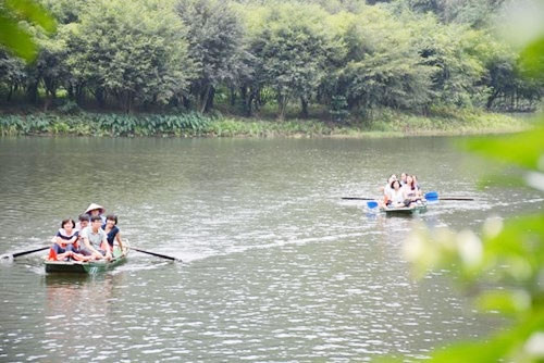 游客乘船观赏如诗如画的景观。（图片来源：人民军队报）