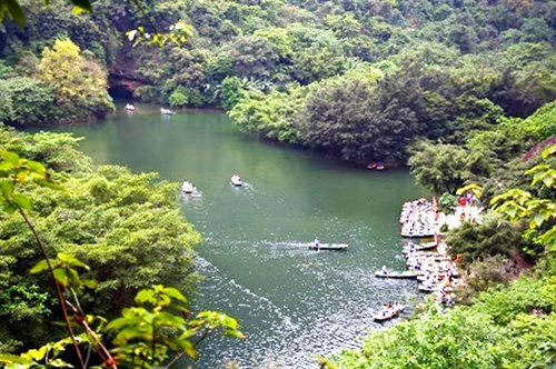 长安山水一片绿色，小船带游客走进了仙境。（图片来源：人民军队报）