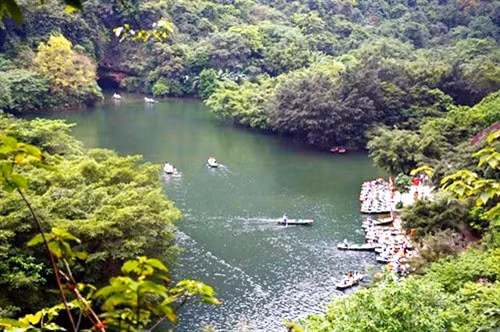 长安山水一片绿色，小船带游客走进了仙境。（图片来源：人民军队报）