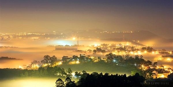 欣赏在银色月光里逍遥自在地遨游的云朵是每个游客在大叻难以忘怀的享受。（图片来源：越南快讯网）