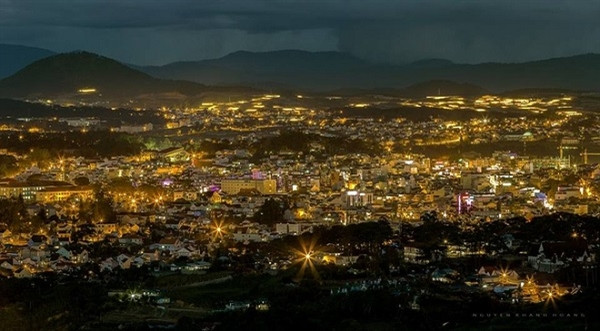 从上往下瞭望，大叻像一个夜间的大宝库似的。（图片来源：越南快讯网）