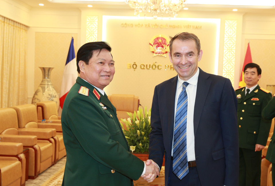 越南国防部长吴春历与法国驻越大使让 - 诺埃尔·普瓦里埃。（图片来源：越通社） 