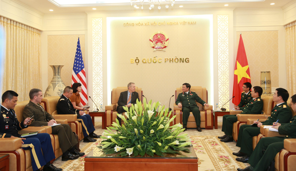 越南国防部长吴春历与美国驻越大使特德•奥修斯 （图片来源：越通社）