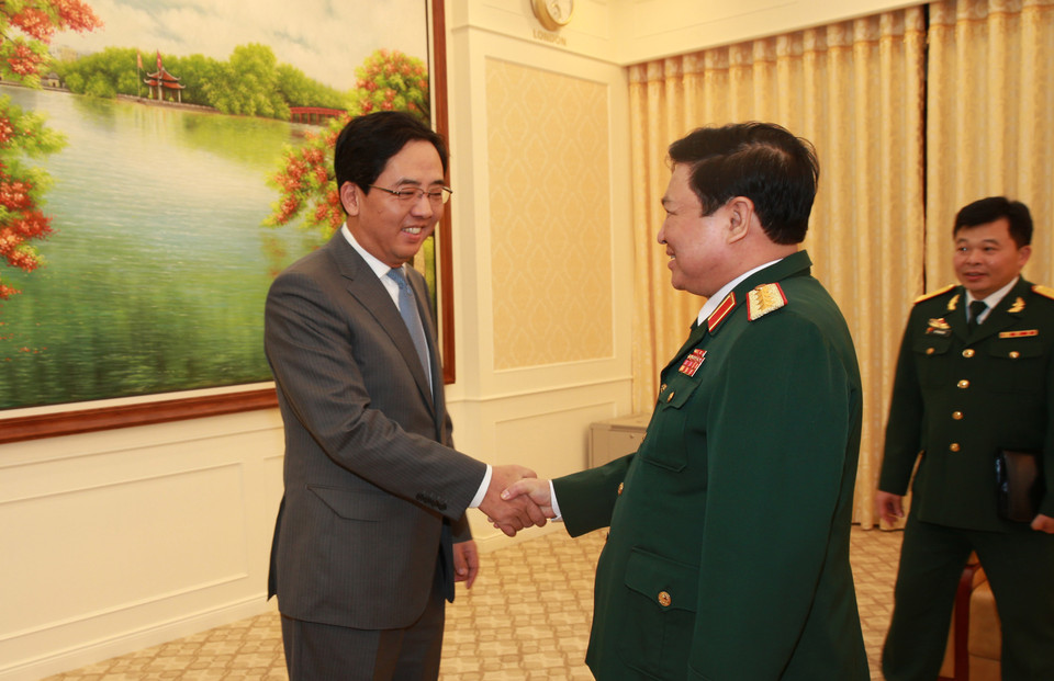 越南国防部长吴春历会见中国驻越大使洪小勇。（图片来源：越通社） 