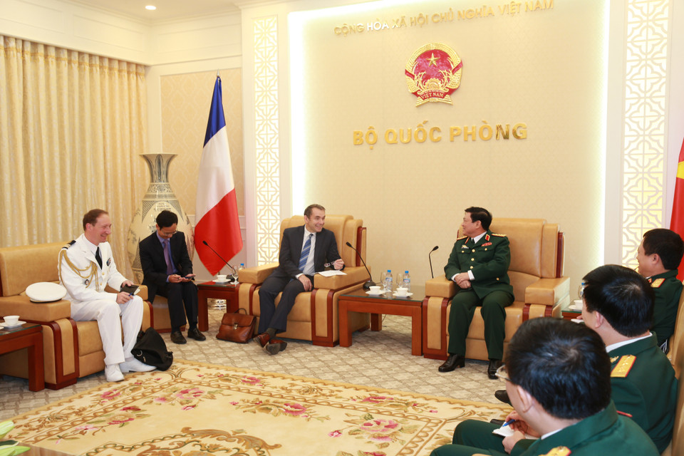越南国防部长吴春历与法国驻越大使让 - 诺埃尔·普瓦里埃（图片来源：越通社） 