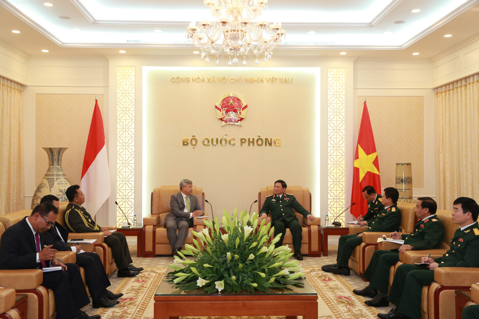 越南国防部长吴春历与印尼驻越南大使伊布奴哈迪（图片来源：越通社） 