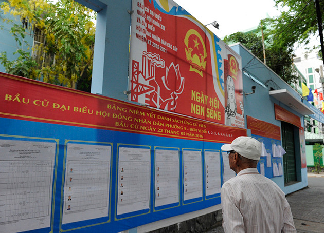  选民了解代表候选人简历。（图片来源：人民报）​ 