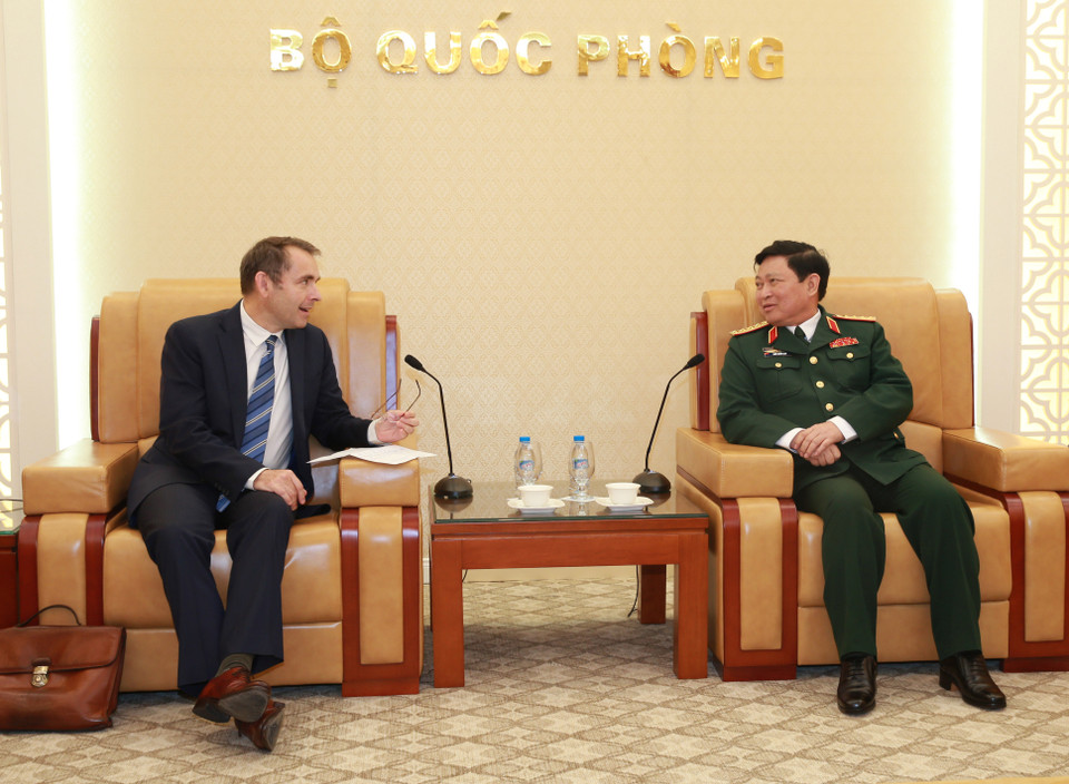 越南国防部长吴春历与法国驻越大使让 - 诺埃尔·普瓦里埃。（图片来源：越通社） 
