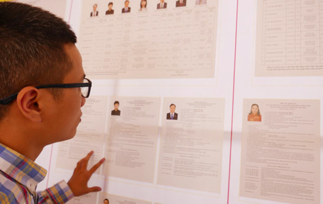 选民查看候选人名单。（图片来源：人民报）