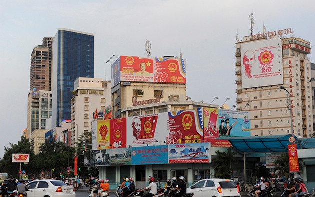 各街头小巷都挂满了宣传海报。（图片来源：人民报） 