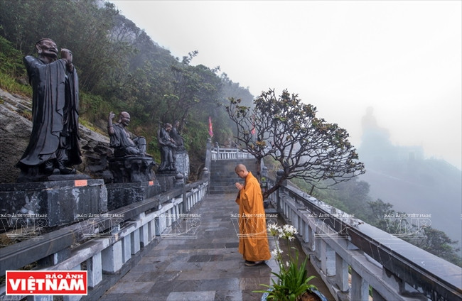 番西邦峰的宗教旅游景点。图自《越南画报》