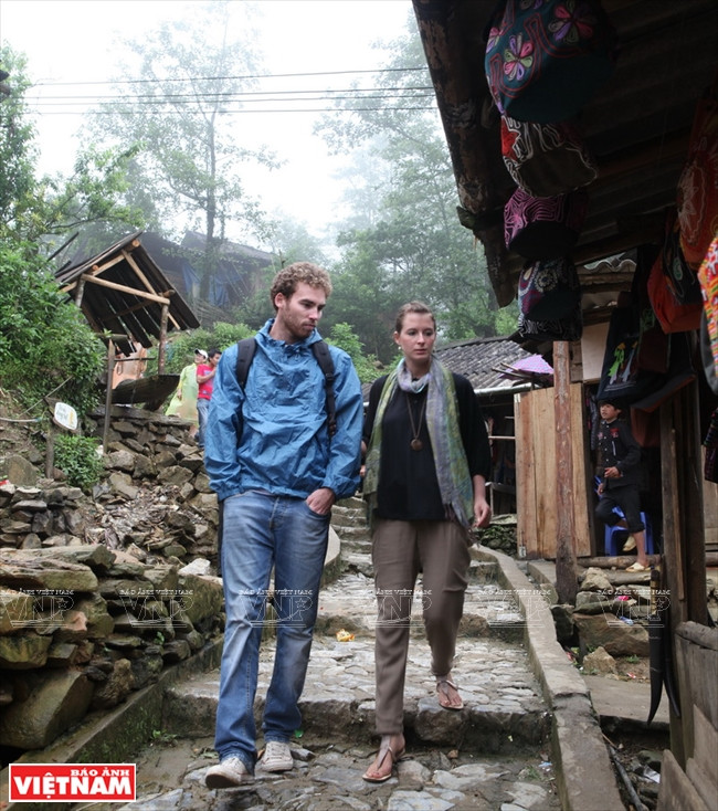 黄连山吸引了许多国际游客。图自《越南画报》