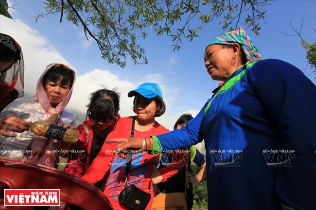 黄连山吸引了许多游客。图自《越南画报》