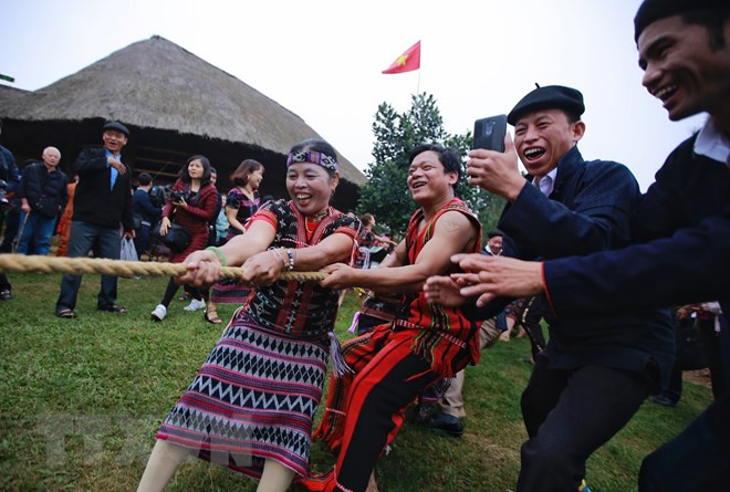2019己亥年“越南各地春色”活动上的拔河比赛。图自越通社