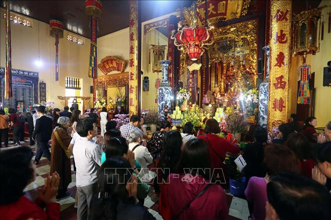 众多河内市民前来馆使寺烧香拜佛。图自越通社