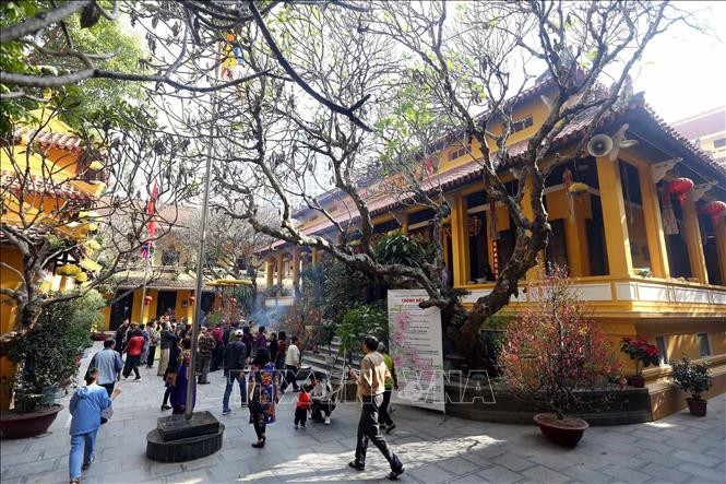 众多河内市民前来馆使寺烧香拜佛。图自越通社