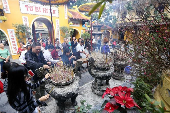 众多河内市民前来馆使寺烧香拜佛。图自越通社