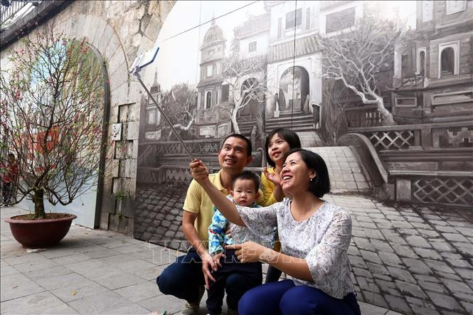 河内市比化街吸引众多游客。图自越通社