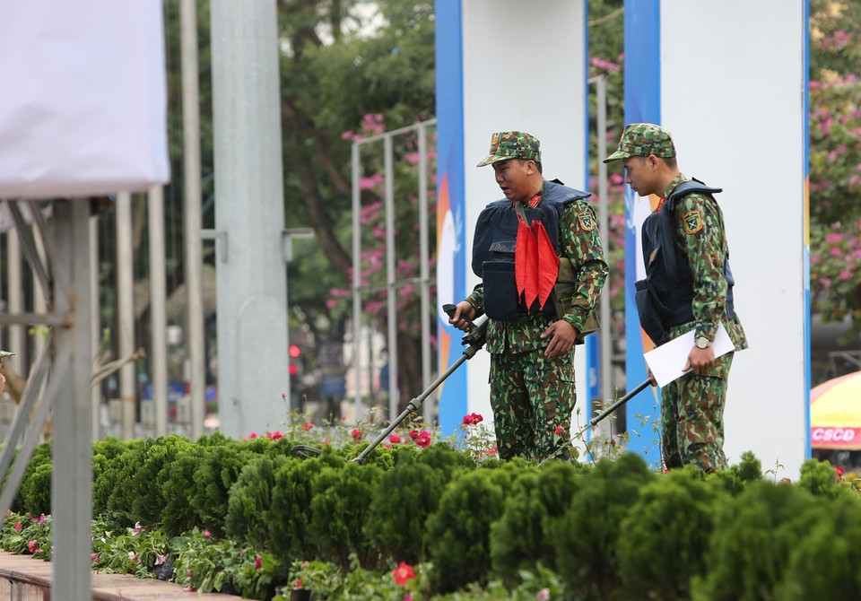 工兵兵种司令部扫雷部队对会议和相关活动举行地点进行检查。图自越通社