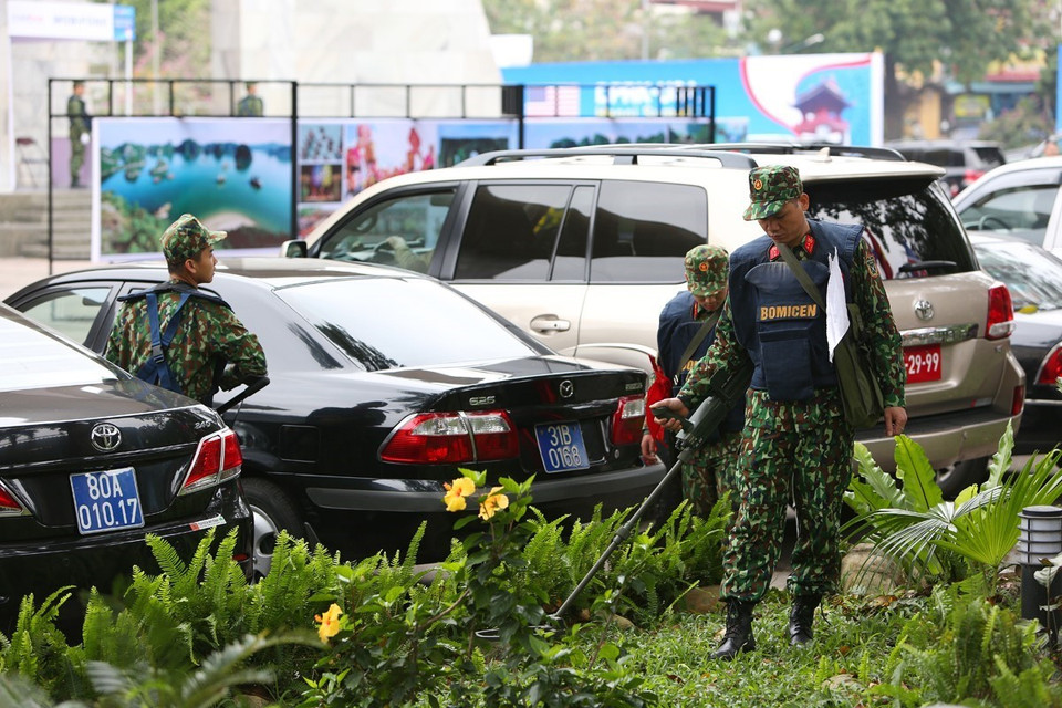 工兵兵种司令部扫雷部队对会议和相关活动举行地点进行检查。图自越通社