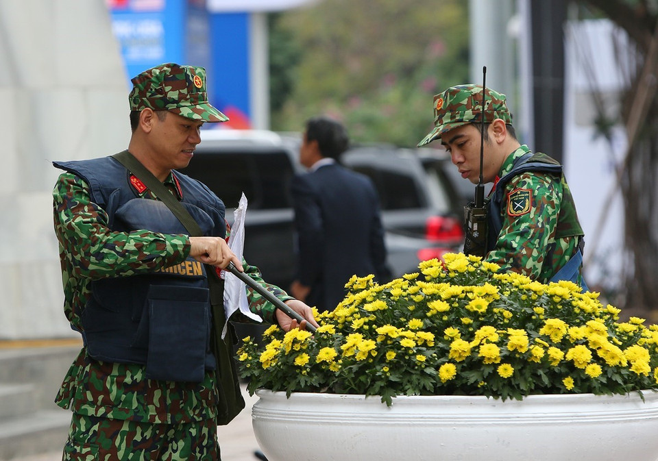 工兵兵种司令部扫雷部队对会议和相关活动举行地点进行检查。图自越通社