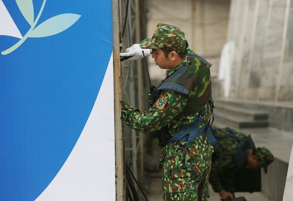 工兵兵种司令部扫雷部队对会议和相关活动举行地点进行检查。图自越通社