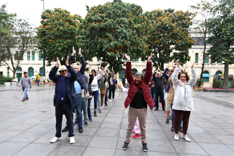 国际游客与河内市民锻炼身体。图自越通社
