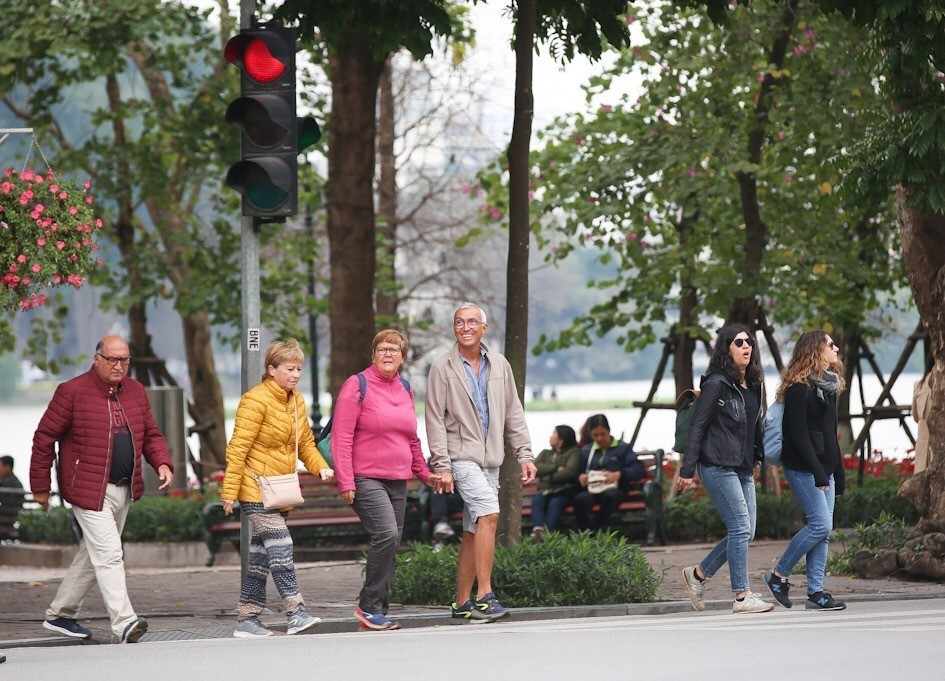 河内市吸引众多国际游客前来观光。图自越通社