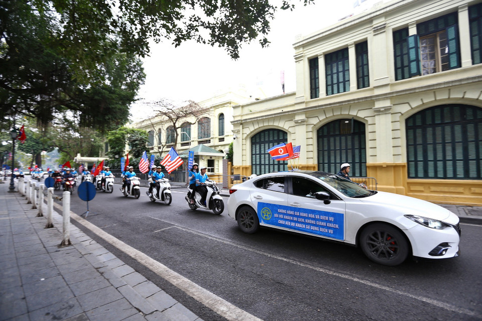 河内市举行游行活动，欢迎美朝领导人第二次会晤。图自越通社