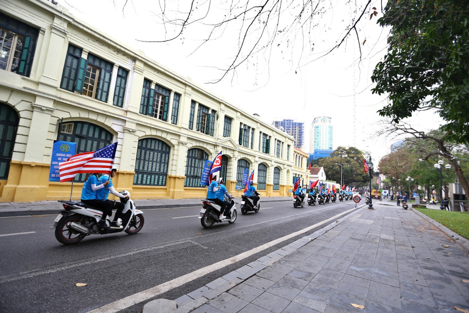 河内市举行游行活动，欢迎美朝领导人第二次会晤。图自越通社