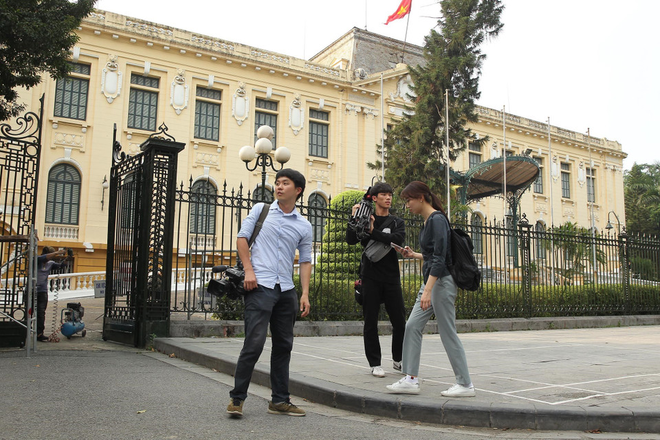 外媒记者赴河内，为报道美朝首脑会晤做准备。图自越通社