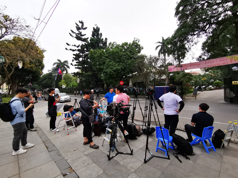 诸多外国记者提前来到河内，为报道美朝领导人会晤做准备。图自越通社