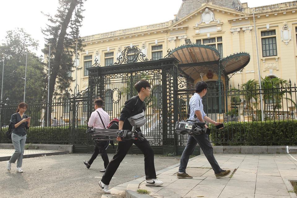 外媒记者赴河内，为报道美朝首脑会晤做准备。图自越通社