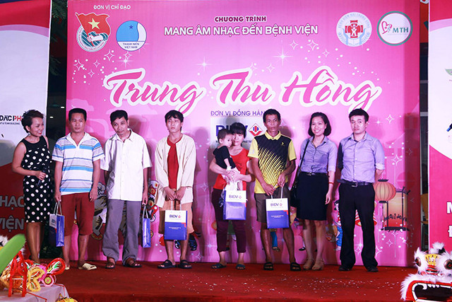 好心人对贫困少年儿童患者赠送礼物。（图片来源：越南《人民报网》）