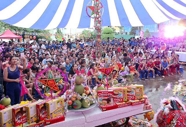 文艺表演节目吸引了众多少年儿童患者和其家属前来观看。（图片来源：越南《人民报网》）