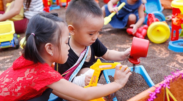 少年儿童患者玩耍。（图片来源：越南《人民报网》）