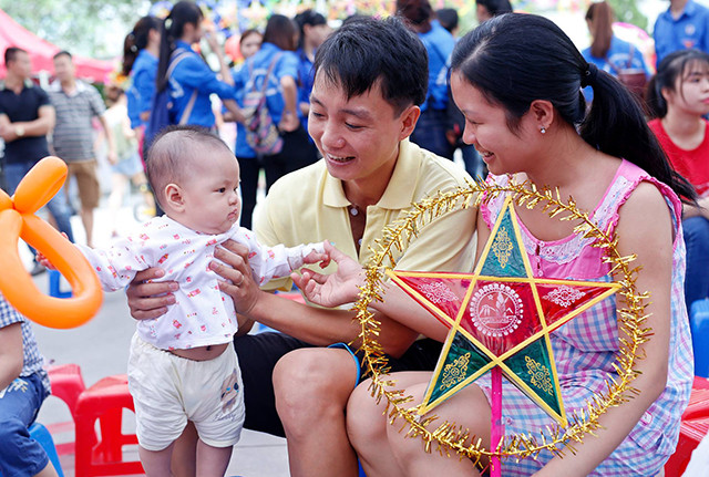 彩色绚丽中秋节活动的最具意义礼物给患者和其家属带来了充满幸福和快乐的笑容。（图片来源：越南《人民报网》）