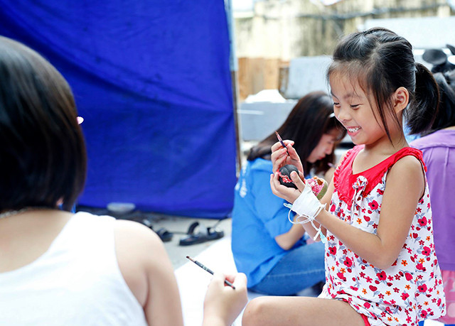 儿童快快乐乐地参加活动。（图片来源：越南《人民报网》）