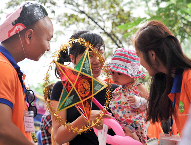 组委会向在越南中央儿童医院接受治疗的儿童赠送礼物。（图片来源：越南《人民报网》）