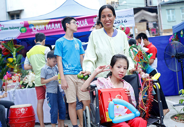 彩色绚丽中秋节活动的最具意义礼物给患者和其家属带来了充满幸福和快乐的笑容。（图片来源：越南《人民报网》）