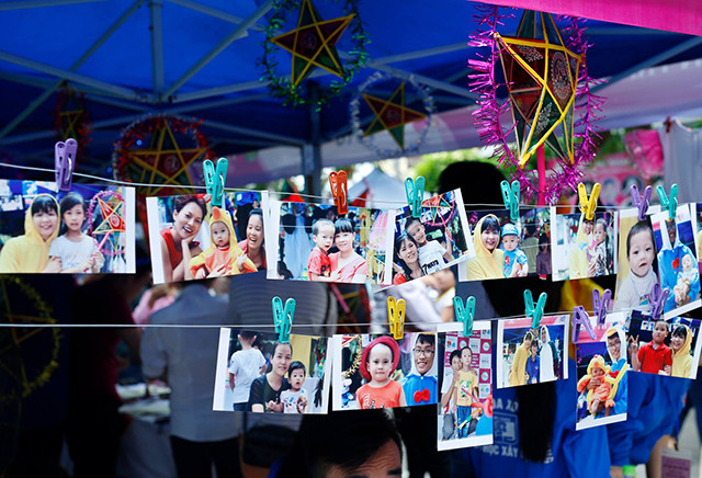 少年儿童患者和其家属的纪念照。（图片来源：越南《人民报网》）