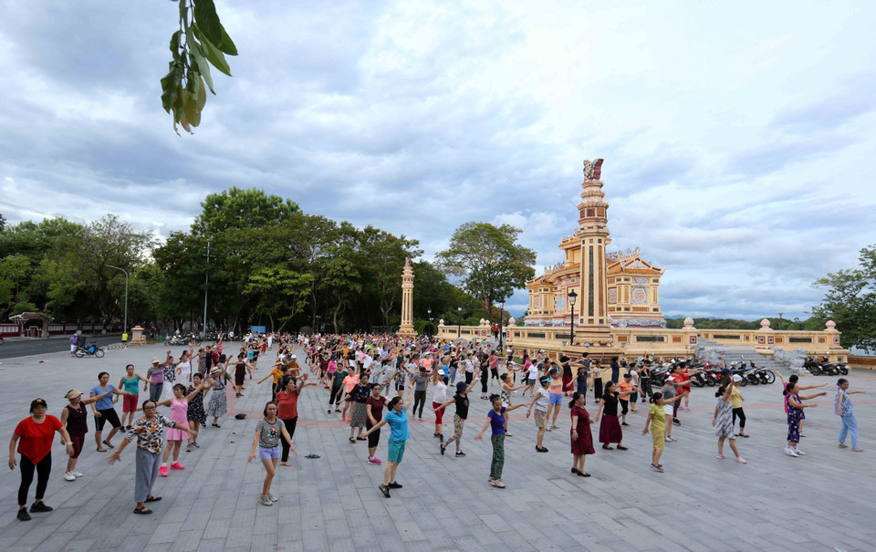在国学碑附近做体操的市民。越通社记者 日英 摄