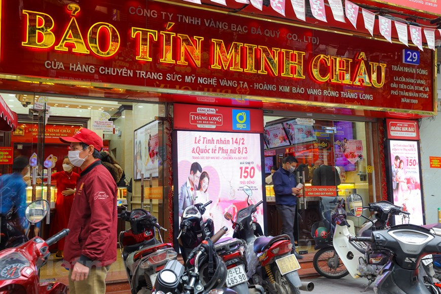 情人节是西方国家的传统节日之一，起源于基督教。如今已经成为全世界著名的浪漫节日，但是不同国家的人们表达爱意的方式却各不相同。情人节是一个关于爱、浪漫以及花、巧克力、贺卡的节日，男女在这一天互送礼物用以表达爱意或友好。各家珠宝店也争取该机会来推出各项促销活动，刺激消费者购物需求。图：Vietnam+